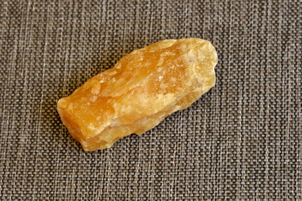 Gri arkaplanda turuncu renkli mineral kalsit..