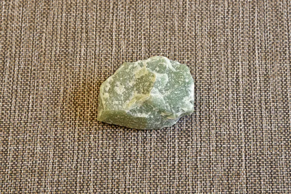 Gri arkaplanda mineral bulvarı.