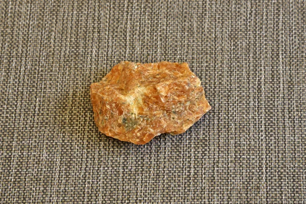 Gri arkaplanda mineral kalsit orkidesi.