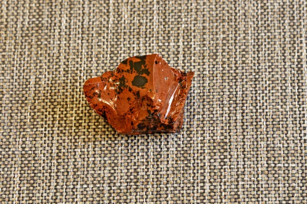 Obsidian volkanik bir tür cam olan volkanik bir kayadır..