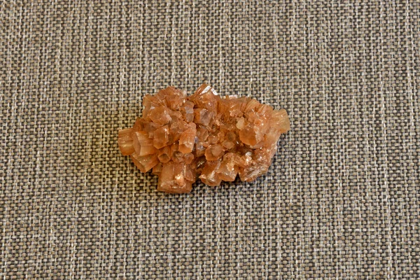 Gri arkaplanda mineral aragonit.
