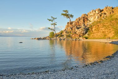 Baykal Gölü kıyısındaki Olkhon Adası 'nda yaz akşamı.