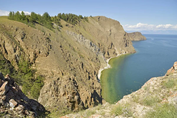 Cape Shunte-Left 'den Baykal Gölü kıyısındaki Olkhon Adası manzarası.