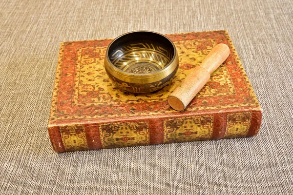 Tibet Şarkı Kasesi, temiz ve güzel sesler üretebilen antik bir müzik enstrümanıdır..