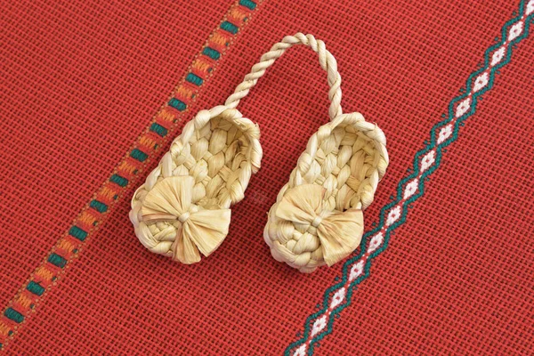 Bast ayakkabıları eski günlerde Doğu Avrupa köylülerinin geleneksel ayakkabısıydı..