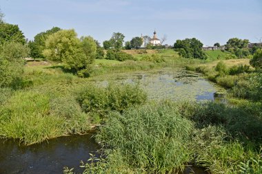Kamenka nehrinin yatağı, Suzdal şehrinde çimlerle kaplıydı..