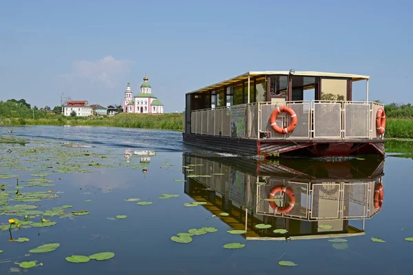 Suzdal şehrindeki Kamenka nehrinde nehir tramvayı.