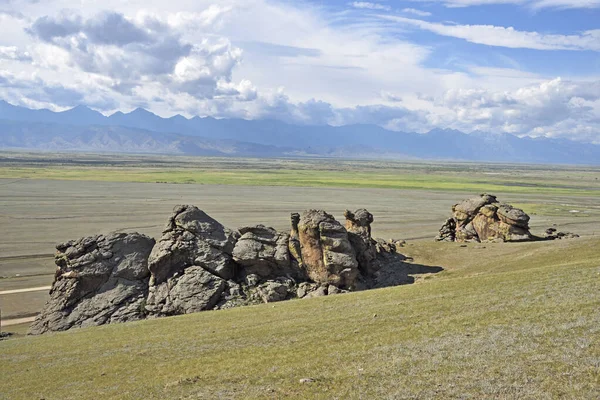 Buryatia 'daki Suvo köyünün yakınındaki Barguzin Vadisi manzarası.