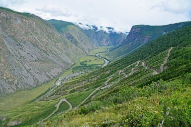Katu-Yaryk 'ı geç - Chulyshman nehri vadisine dik bir iniş. Burası Altai dağlarındaki en ulaşılamaz yerlerden biri..