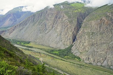 Büyük şehirlerden uzak olan Altai Dağları 'ndaki Chulyshman Nehri vadisi, manzarası nedeniyle birçok gezgini cezbeder..