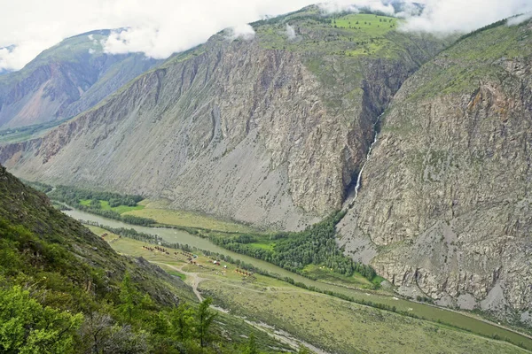 Büyük şehirlerden uzak olan Altai Dağları 'ndaki Chulyshman Nehri vadisi, manzarası nedeniyle birçok gezgini cezbeder..