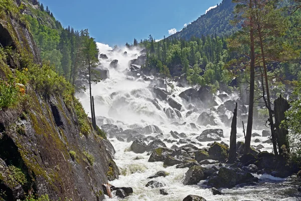 Altai Dağları 'ndaki Büyük Chulchinsky Şelalesi Sibirya' daki en ulaşılamaz doğal cazibelerden biridir..