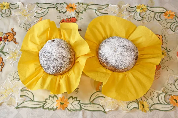 Sarı peçeteli iki Paskalya pastası..