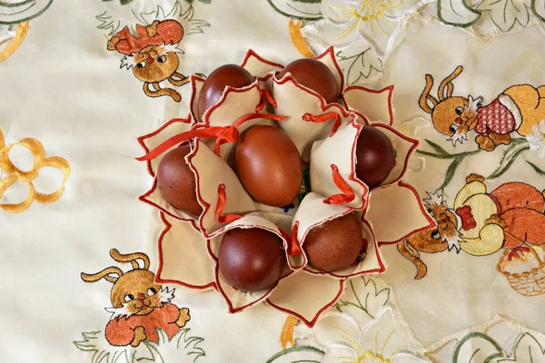 Resimli bir masa örtüsüne boyanmış Paskalya yumurtaları..