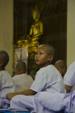 Budist çocuk koordinasyon için bekliyor 