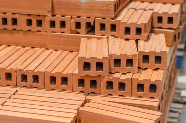 Ladrillos alineados en el suelo — Foto de Stock