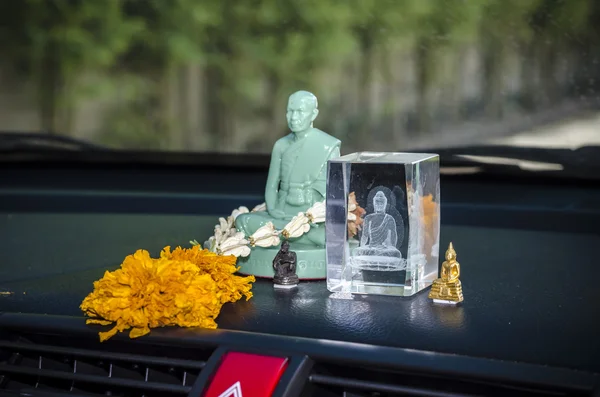 Kryształ posąg Buddy w samochodzie — Zdjęcie stockowe