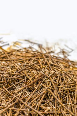 Gwoździe i wkręty wypełnione rdzy