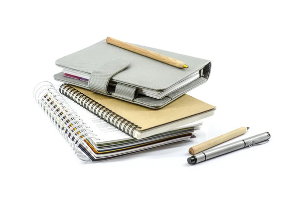Caneta lápis notebook sobre fundo branco — Fotografia de Stock