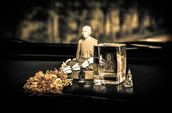 Kristallstatue Buddha im Auto — Stockfoto