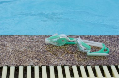 Yanında bir havuzu yüzme gözlüğü