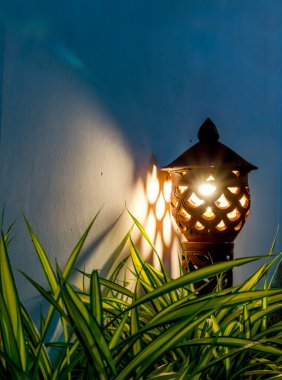 Asya tarzı çömlek Bahçe lambası gece