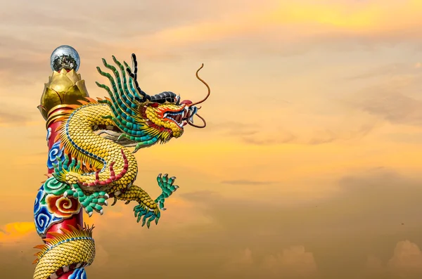 Китайский дракон на палочке — стоковое фото
