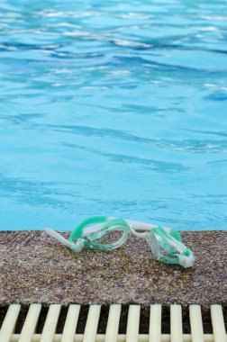 Yanında bir havuzu yüzme gözlüğü
