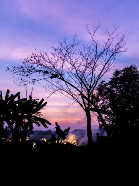 Gün batımında ateş