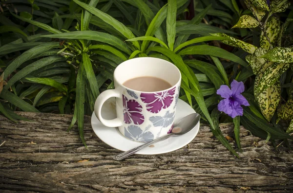 Café en el jardín —  Fotos de Stock