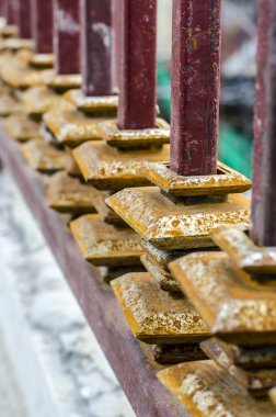 Yapı çitleri altında