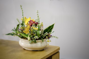 Ahşap masa üzerinde tam plastik çiçek yer renk