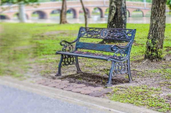 Sitzgelegenheiten im Park — Stockfoto