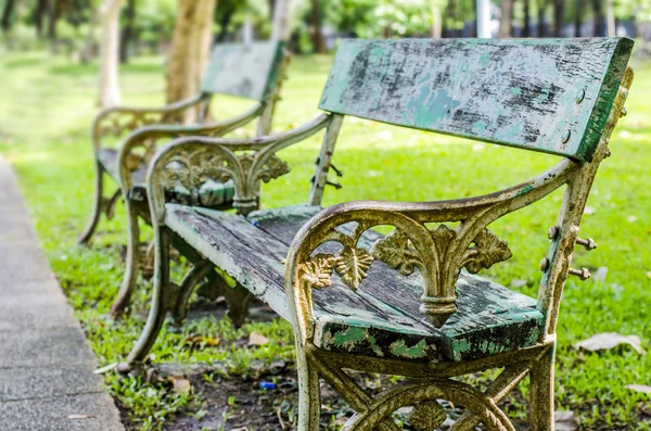 Sitzgelegenheiten im Park — Stockfoto