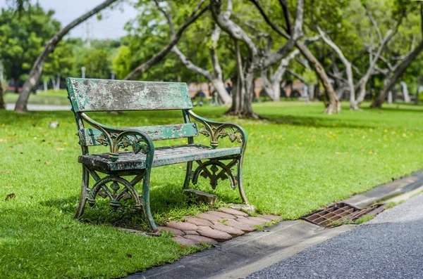 Posti a sedere nel parco — Foto Stock