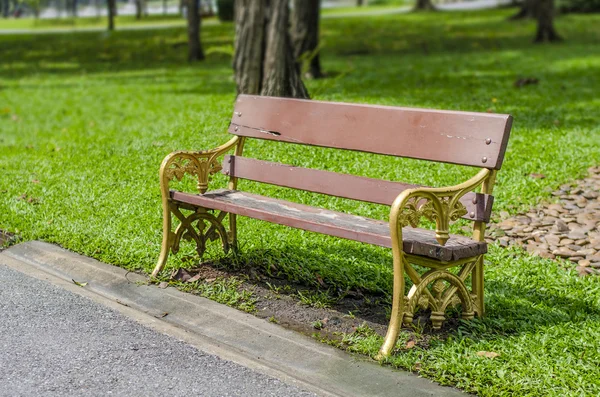 Sitzgelegenheiten im Park — Stockfoto