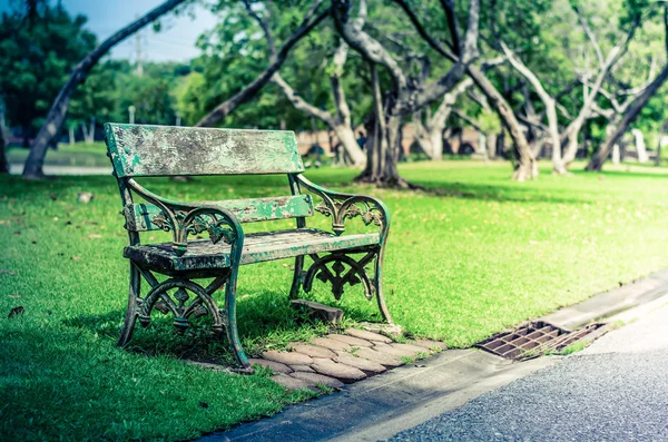 Сидя в парке — стоковое фото