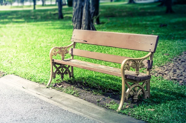 Posti a sedere nel parco — Foto Stock