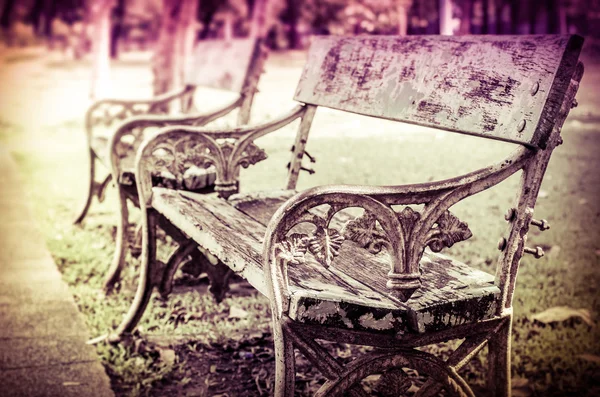 Sitzgelegenheiten im Park — Stockfoto