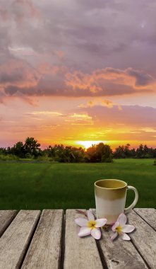 eski ahşap masa üstünde not defteri 