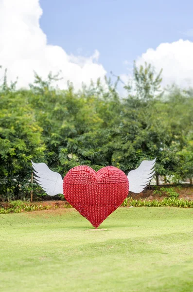 Corazón rojo volador — Foto de Stock