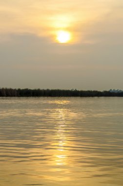 günbatımı yansıtmak suda