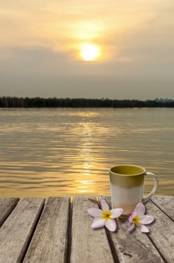 Eski ahşap masa üzerinde kahve fincanı