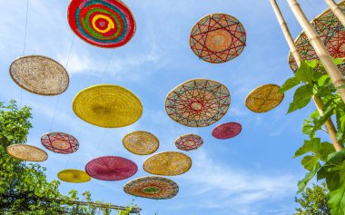 Renkli adet harman sepeti