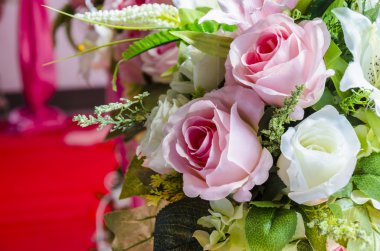 renkli plastik çiçekler 