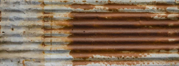 Lleno de oxidado techo de hojalata . —  Fotos de Stock