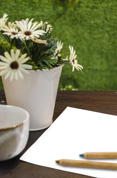 Порожній папір і кольоровий олівець і чашка кави — стокове фото