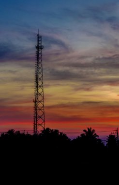 Siluet anten iletimde günbatımı Zamanı