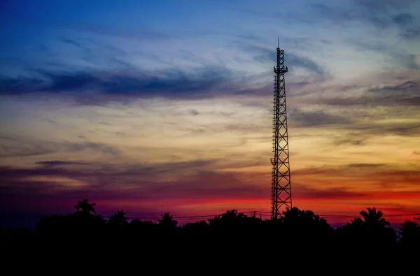 Transmissão da antena da silhueta no tempo do por do sol — Fotografia de Stock