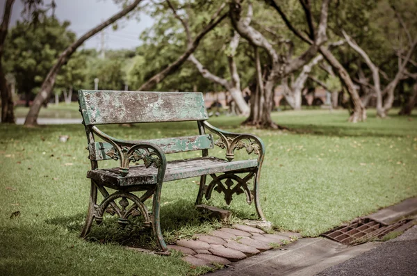 Сидя в парке — стоковое фото
